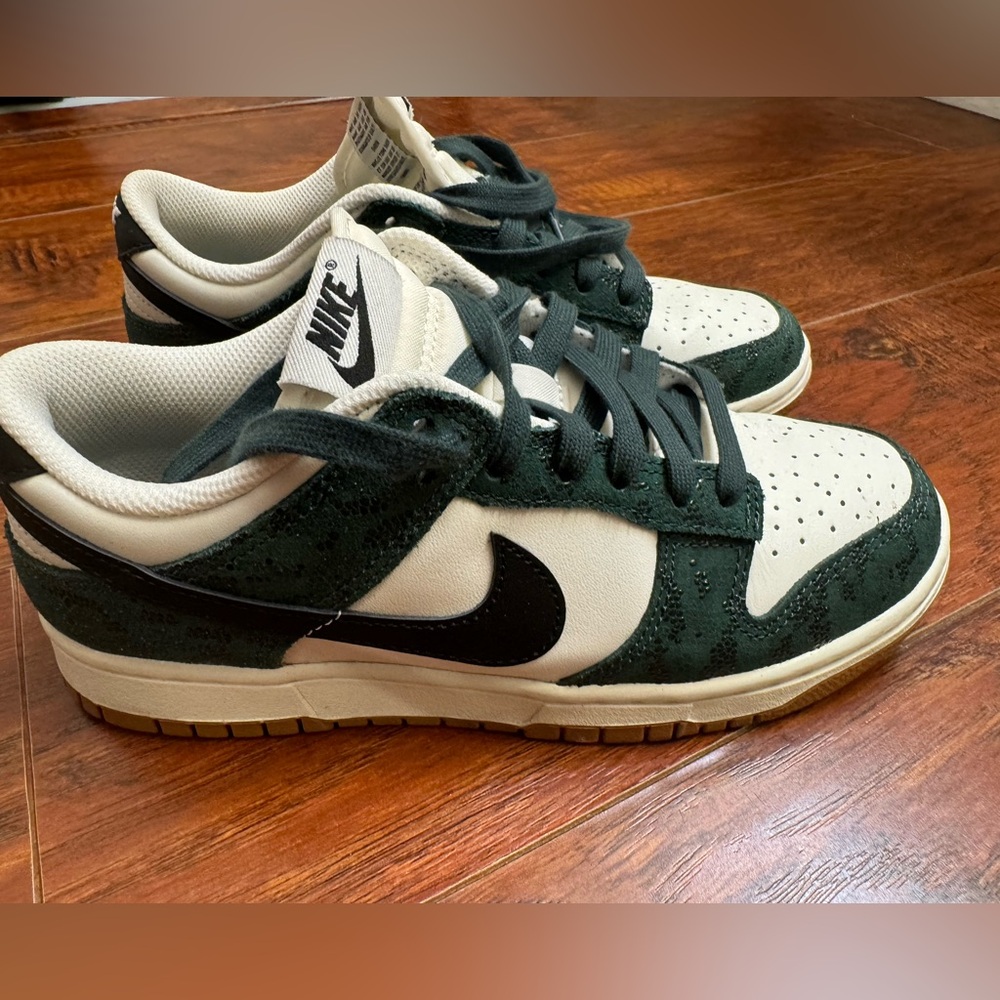 Nike Dunk Low Pro Green/Sail/Gum Medium
Brown/Black
Size W 7.5 / M 6